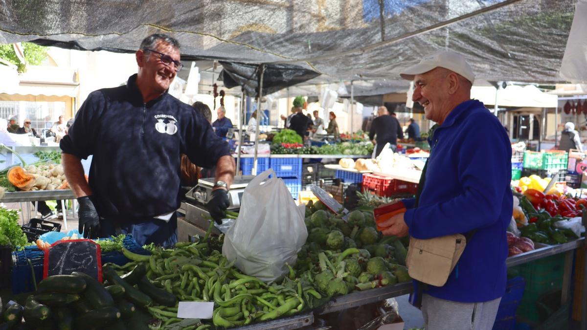 El productor Álvaro Boix en su puesto de venta en uno de los mercados