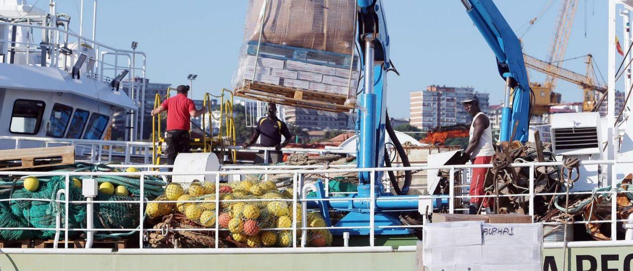 Tripulantes del “Alpha Peche”, antes “Avedal”, pertrechando el buque en Vigo.