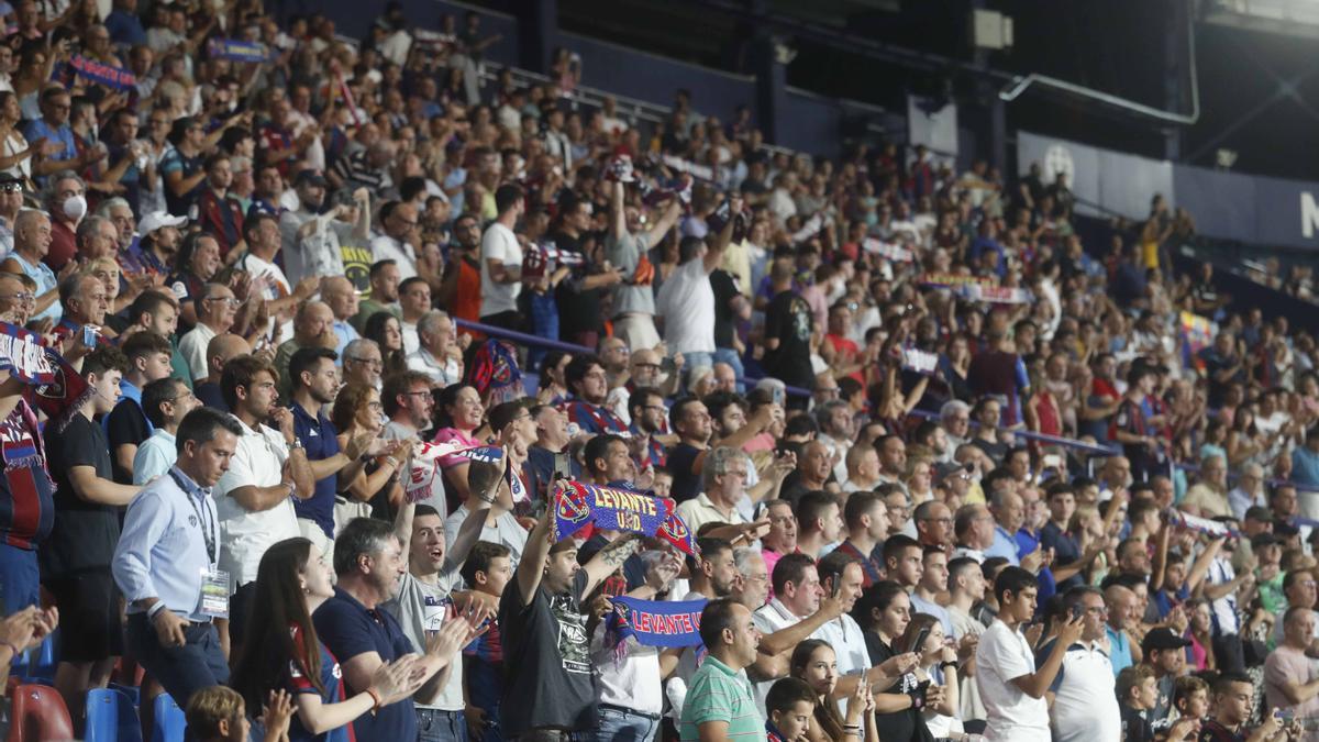 Valencia. Levante UD . Partido segunda división contra el CD Tenerife