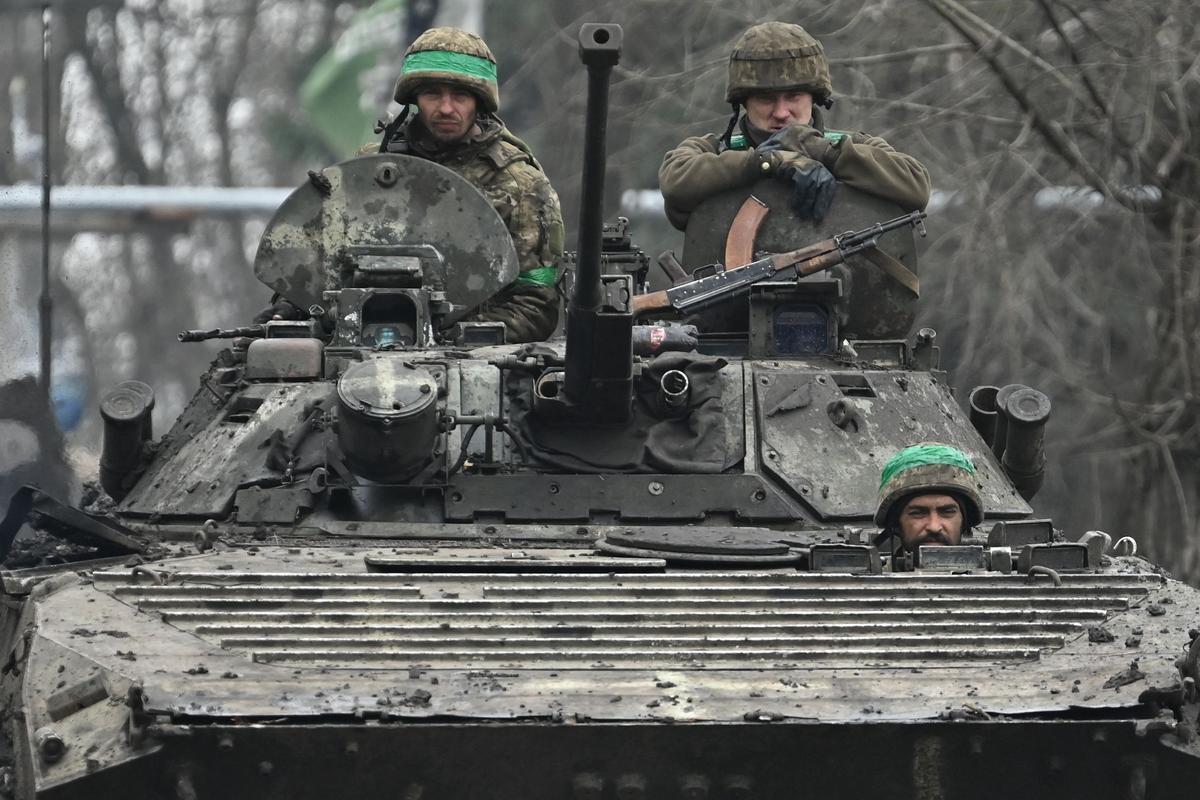 Militares ucranianos viajan en un vehículo de combate de infantería BMP en una carretera cerca de Bakhmut, región de Donetsk.