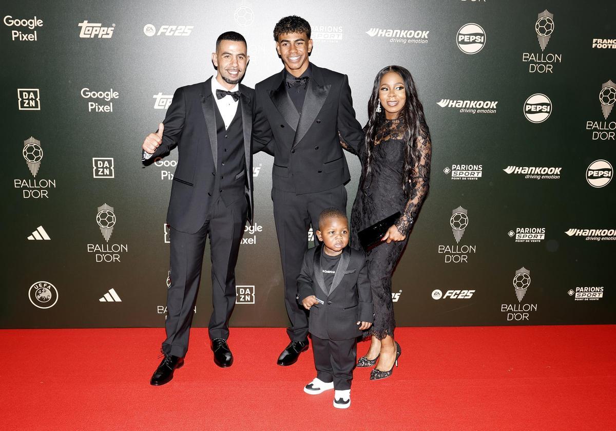 Lamine Yamal llega con su familia a la 68 edición de la Gala Balón de Oro en el Theatre du Chatelet en Paris. Lamine Yamal llega con su familia a la 68 edición de la Gala Balón de Oro en el Theatre du Chatelet en Paris.