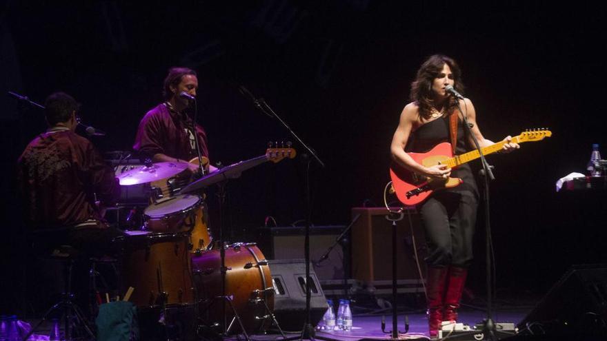 Los instrumentos elegidos por Joan as Police Woman para su actuación fueron el teclado y la guitarra