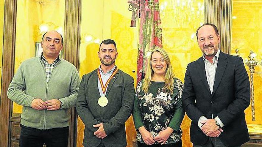 El oriolano Víctor Rubio recibe la insignia de la ciudad por su campeonato de culturismo