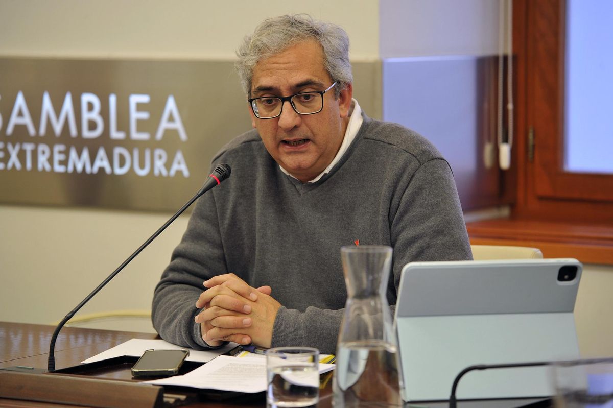 El diputado de Unidas por Extremadura, Joaquín Macías, ayer durante la comisión.