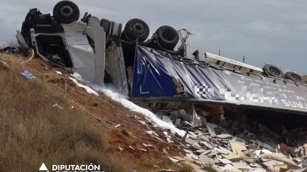 Así ha quedado el camión accidentado.