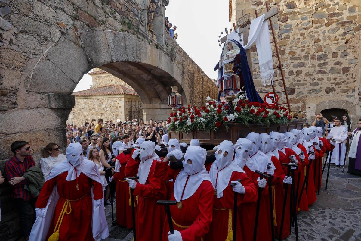 Procesión de Nuestra Señora del Buen Fin y Nazaret en el Arco de la Estrella de Cáceres