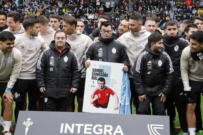 Cientos de aficionados disfrutan del entrenamiento del Celta en Balaídos