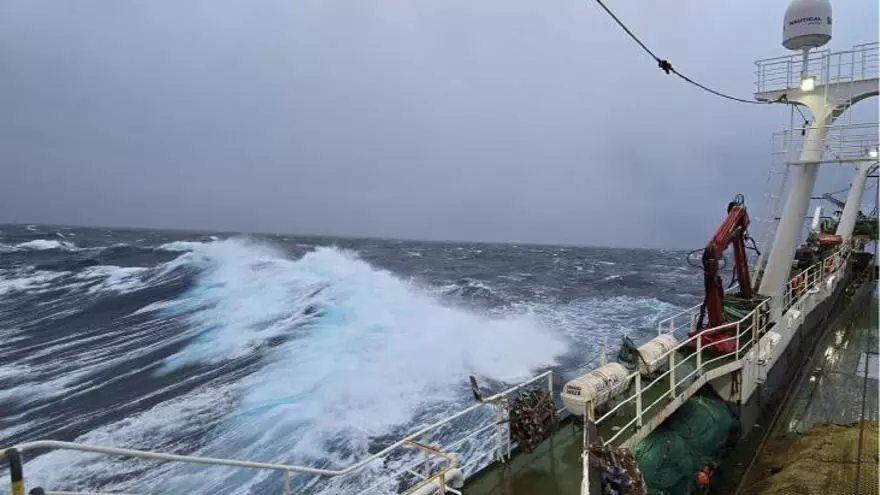 Hasta que escampe... con plegaria al calamar: 16 buques de capital gallego, al abrigo de un temporal en Malvinas