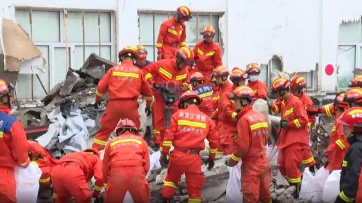 Al menos 11 muertos al caerse el techo de un gimnasio en China