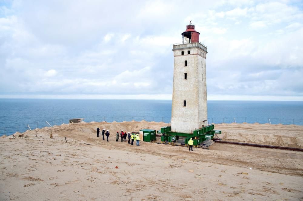 Dinamarca traslada un faro histórico para salvarlo del avance del mar.