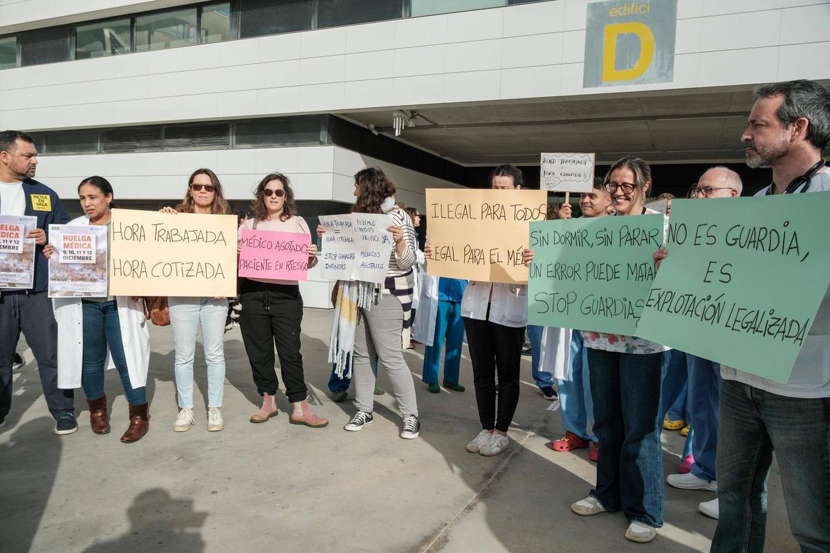 Todas las fotos de la concentración de médicos en el Hospital de Ibiza