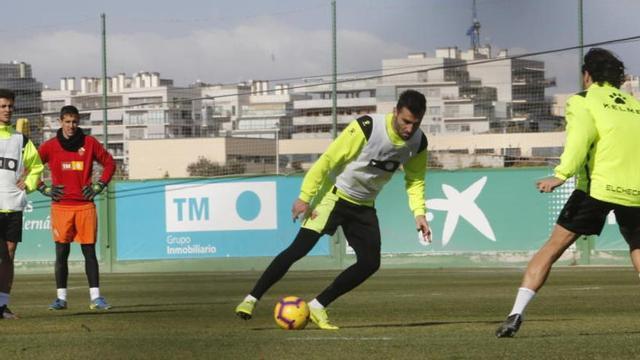 La plantilla del Elche analiza los errores en Granada en una sesión de ...