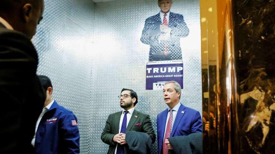 Farage (a la derecha), en un ascensor de la Torre Trump, en Nueva York. // Reuters