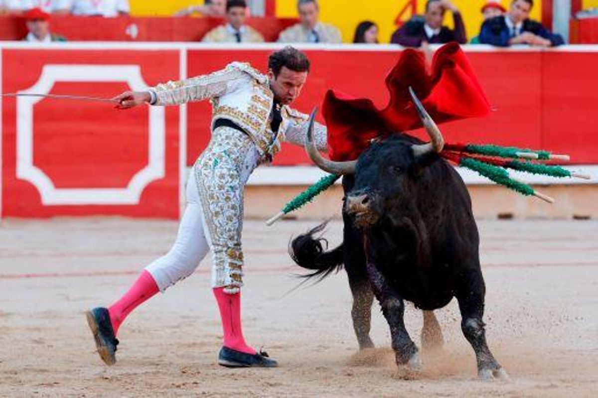 Antonio Ferrera con el segundo de su lote en la corrida de abono de los Sanfermines