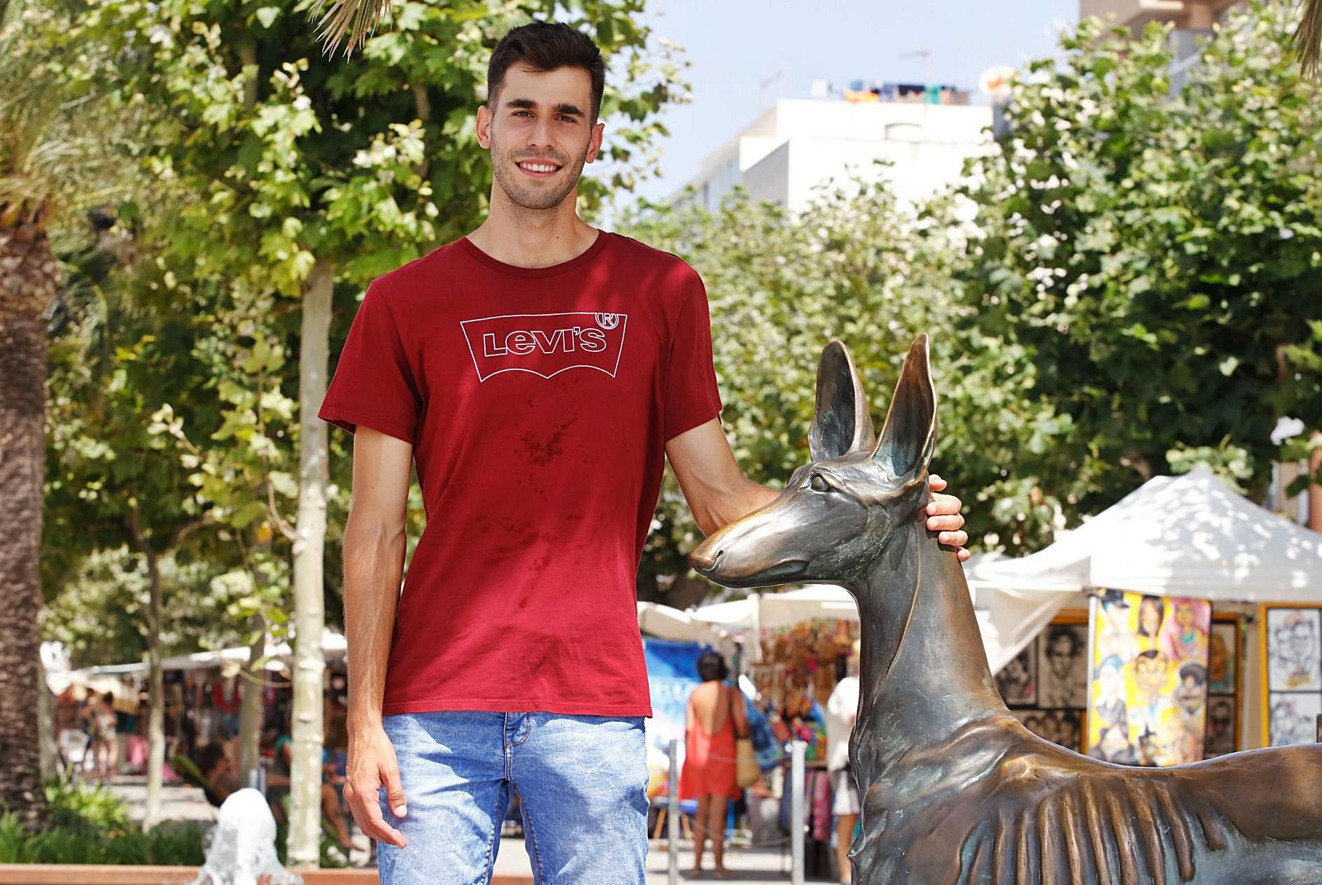 El marchador ibicenco, junto a uno de los podencos del paseo marítimo de su localidad.