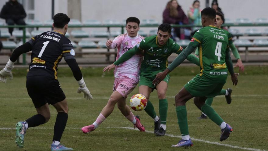 El jugador del Vetusta Guille Berzal pugna por la pelota ante tres rivales. |