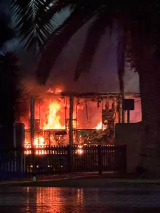 Un aparatoso incendio calcina una atracción infantil en Nules