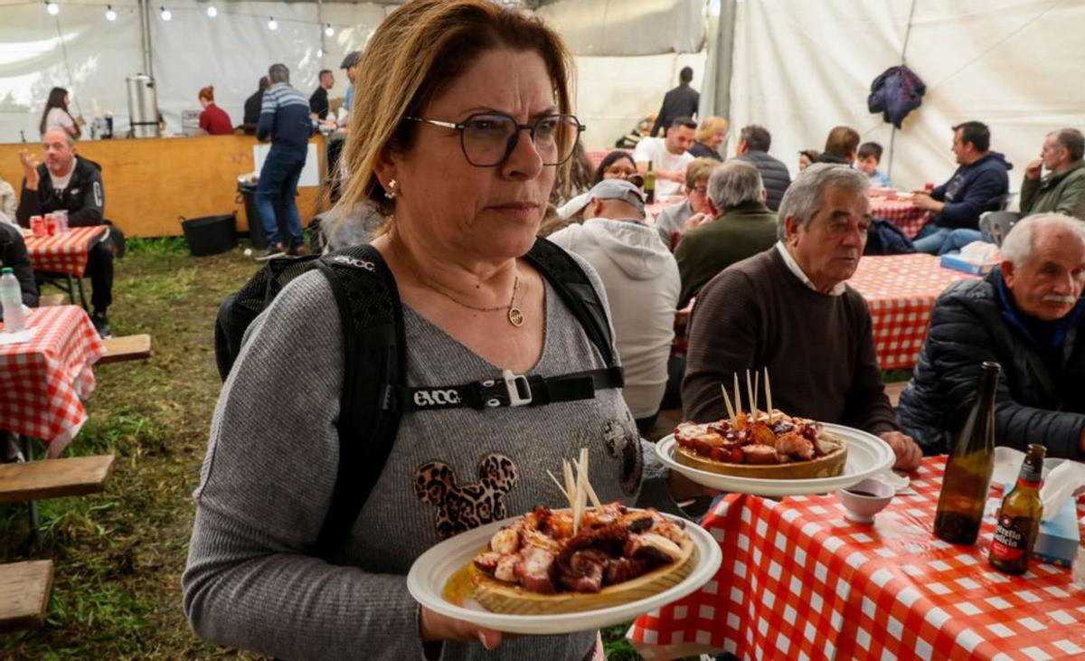 Olor a cera, incienso, churrasco, carne «ó caldeiro» y pulpo