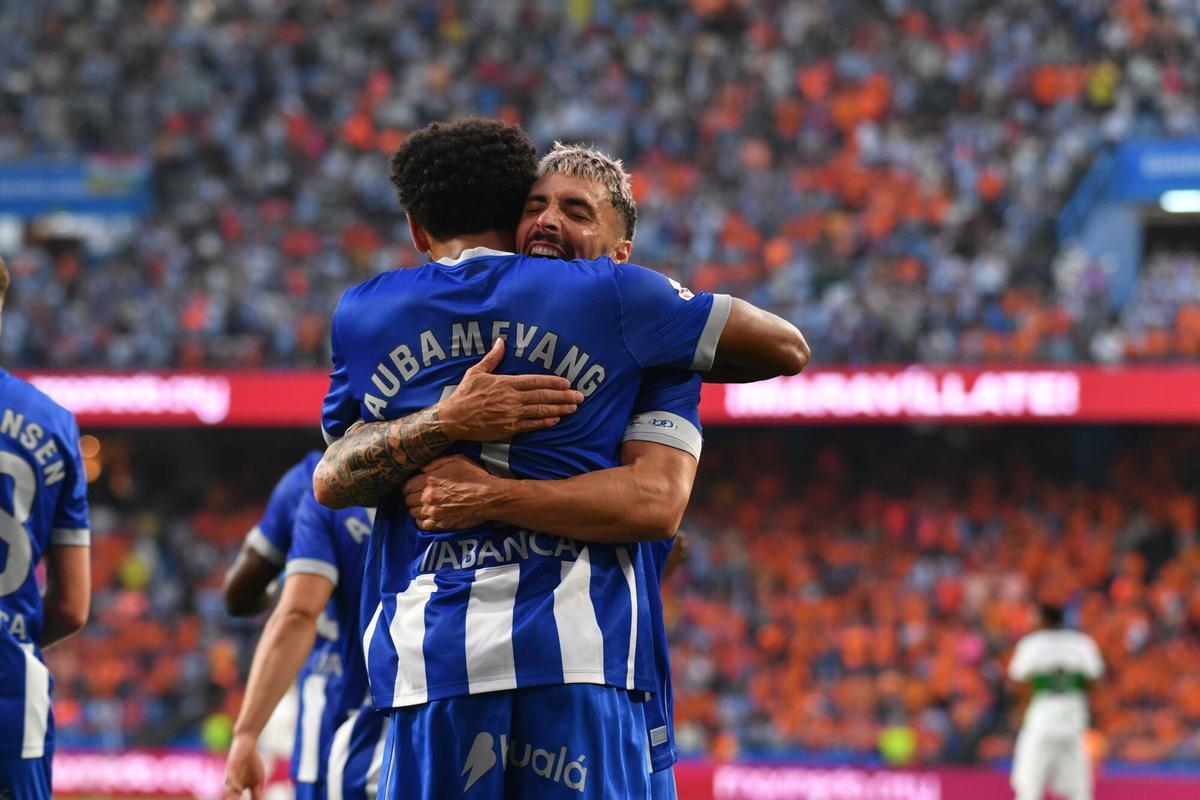 El regreso a Primera tras ocho años se salda con un empate ante un Elche con más peso. El golazo de Aubameyang y las paradas de Román no bastan y muestran la exigencia de la élite. El regreso a Primera tras ocho años se salda con un empate ante un Elche con más peso. El golazo de Aubameyang y las paradas de Román no bastan y muestran la exigencia de la élite.