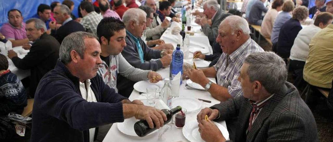 Asistentes a la Festa do Emigrante de Ventosa del año pasado en la Carballeira . // Bernabé/Luismy