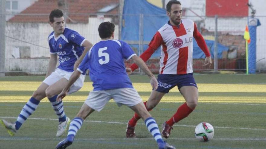 Agujetas intenta llevarse un balón entre dos rivales en el encuentro ante As Pontes. // Santos Álvarez