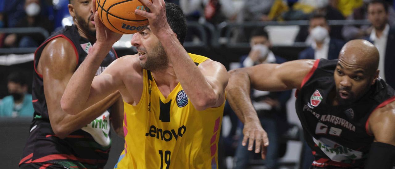 Gio Shermadini coge un rebote ante Alex Tyus en el partido ante el Pinar turco