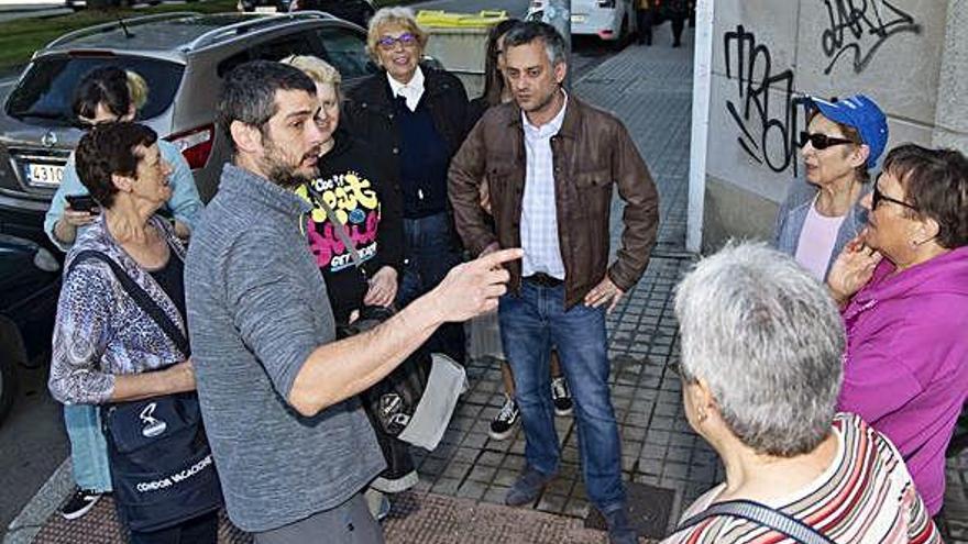 Xulio Ferreiro ayer, con vecinos de Os Mallos.