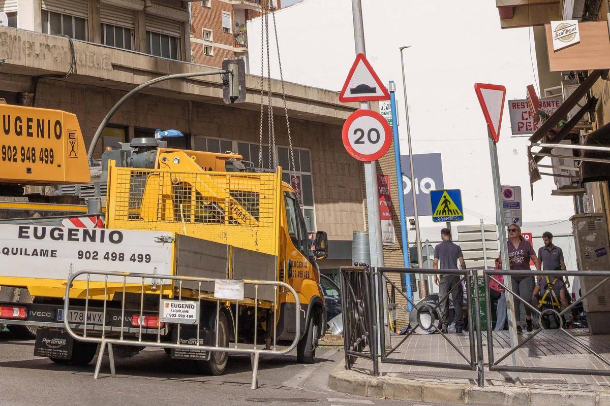La colosal grúa instalada en el entorno de la Torre de Mérida durante los trabajos en el sistema de extracción del restaurante.