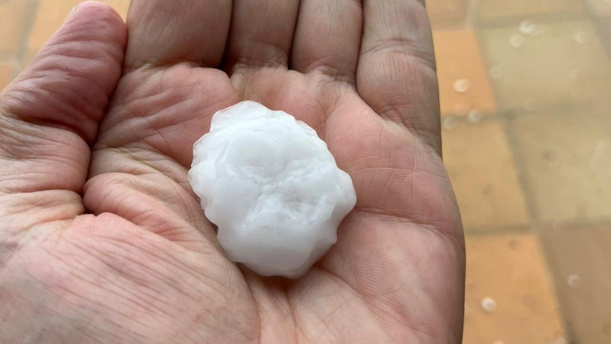 Tamaño de las piedras de la granizada caída este martes en Xert