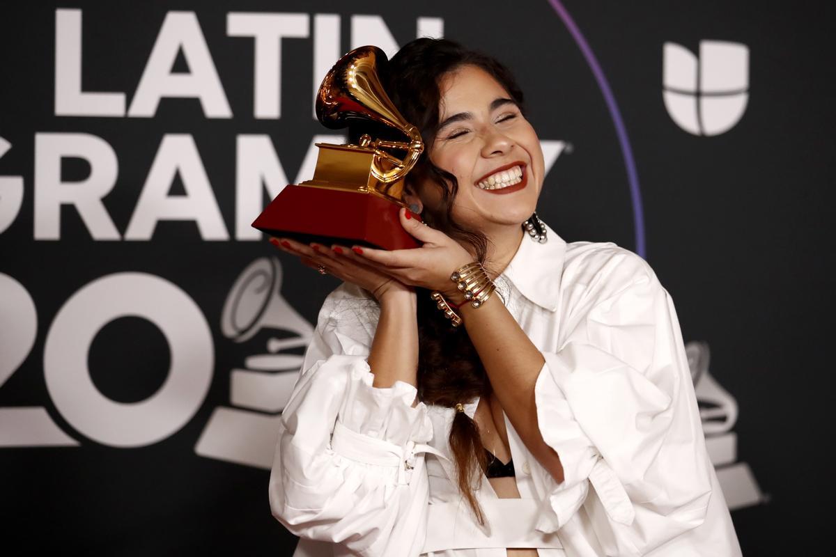 Silvana Estrada, con su premio Grammy Latino a mejor nueva artista.