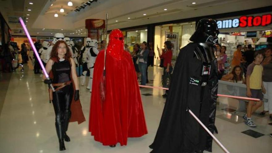 Integrantes de la Legión 501 desfilando por el centro comercial.