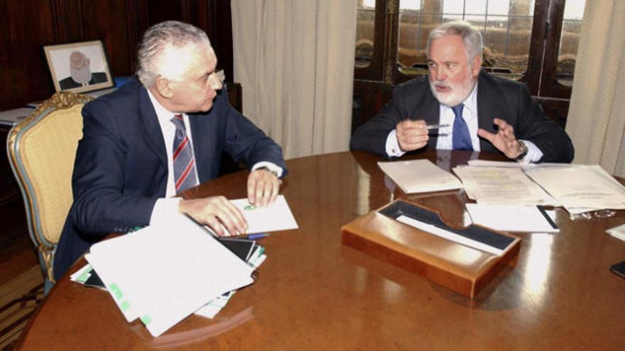 El ministro Arias Cañete (dcha.) y Juan Ramón Hernández, ayer. i LP/DLP