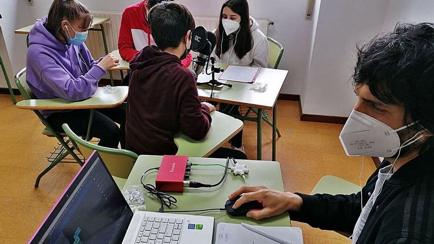 Un momento de la grabación en un aula del CPI de A Cañiza.   | // D.P.