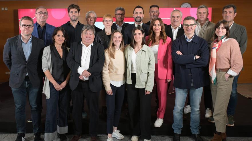 L'equip que farà la retransmissió conjunta per TV3, Catràdio i la plataforma amb representants del 3Cat i el conseller d’Empresa, Roger Torrent