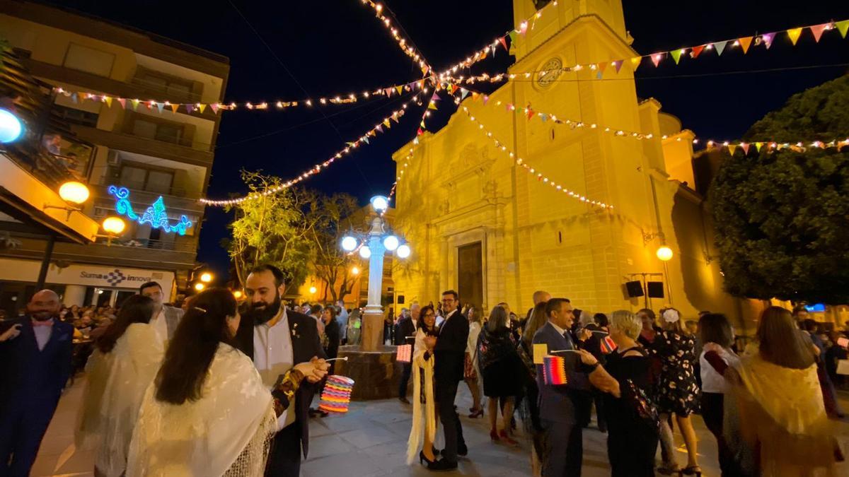 Parejas en el Baile del Farol de San Vicente.