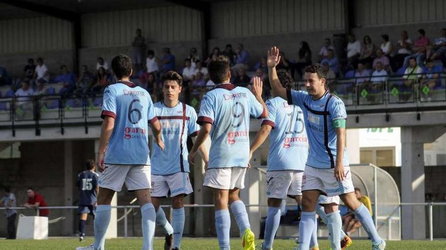 Los jugadores celestes festejan un gol conseguido en el partido con el Dumbría. // Bernabé/Javier Lalín