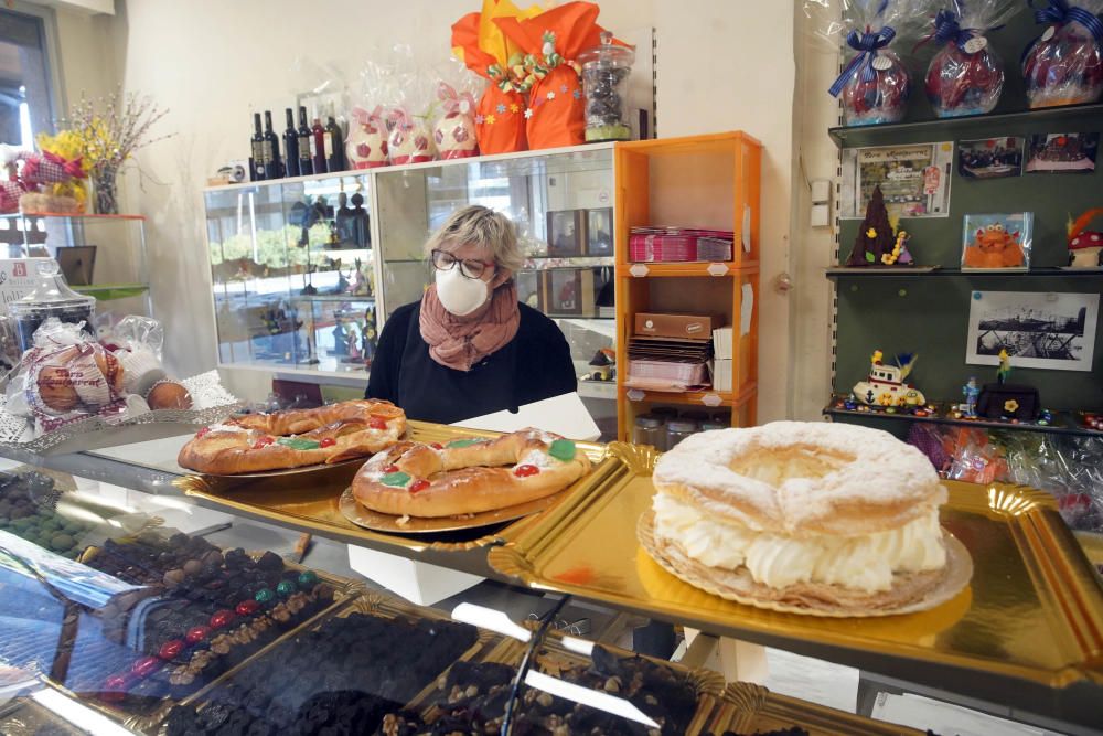 La venda de tortells de rams a Girona