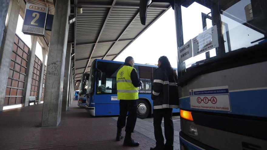 Agreden a una conductora de autobús en la estación de Avilés tras la Comida en la Calle