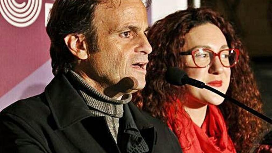 Jaume Asens i la número 2, Aida Vidal, durant la valoració.