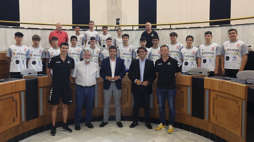 Recepción en la Diputación al equipo de voleibol de Salesianos Elche