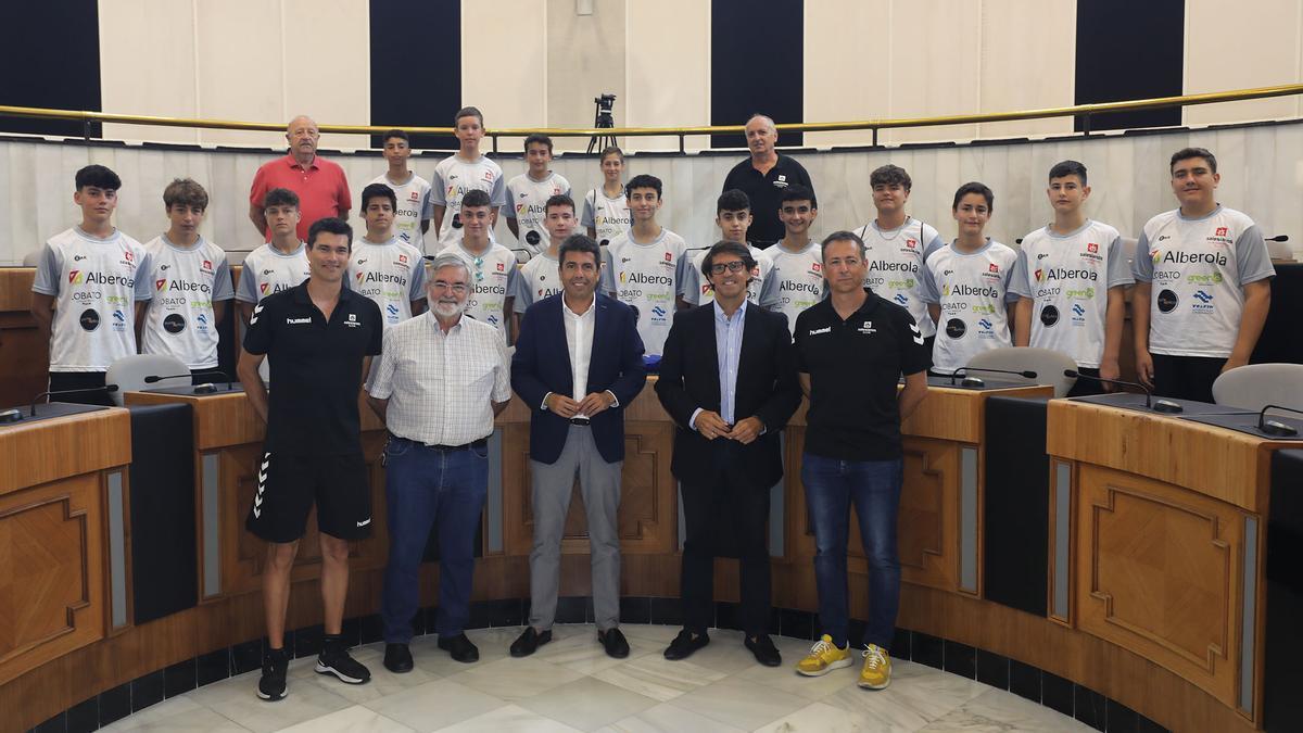 Un momento de la foto de familia de Mazón con los integrantes del equipo de voleibol de Salesianos Elche