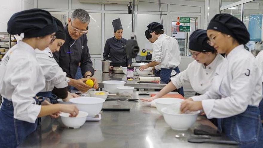 Alumnes del cicle de pastisseria de Joviat Culinary preparant una recepta sota la supervisió de Jordi Pujol i Montserrat Abelaira