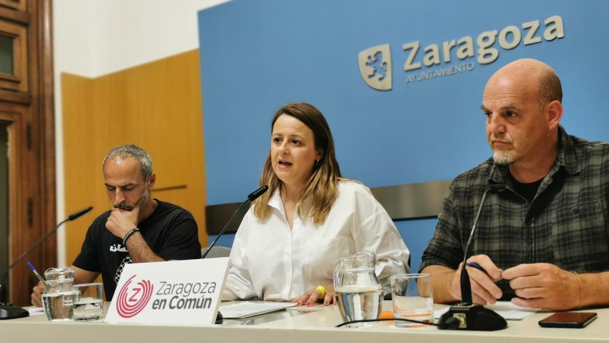 Los concejales de ZeC y un miembro de la plataforma propalestina este martes en la rueda de prensa del ayuntamiento.