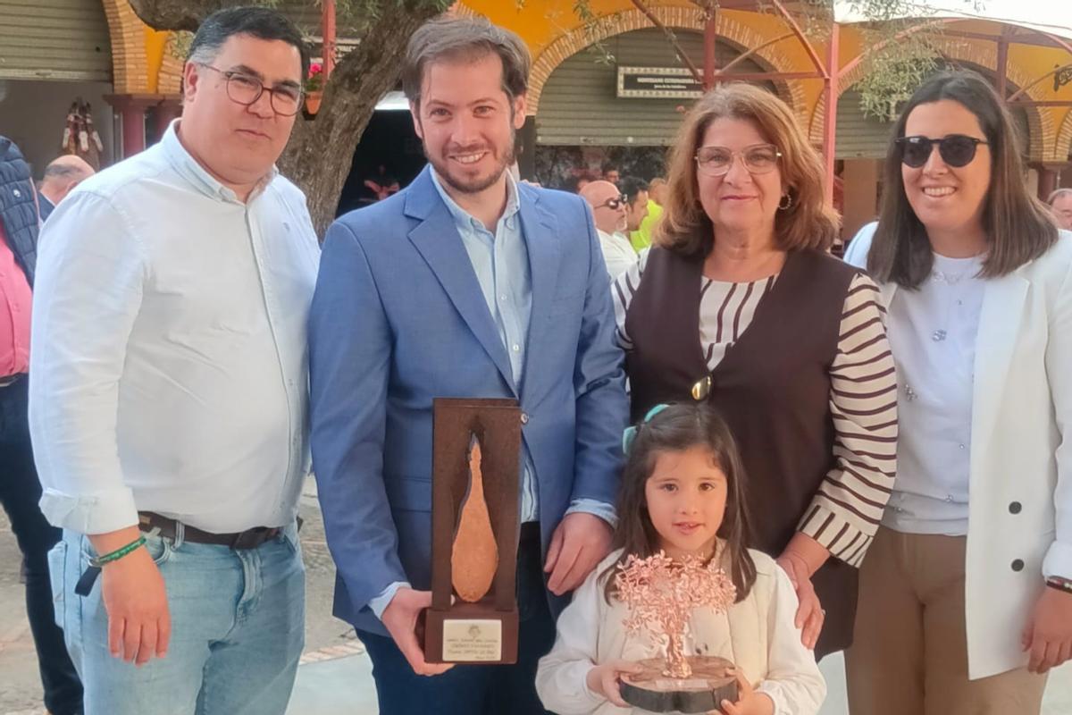 El premiado Jesús García con su familia y los representantes municipales