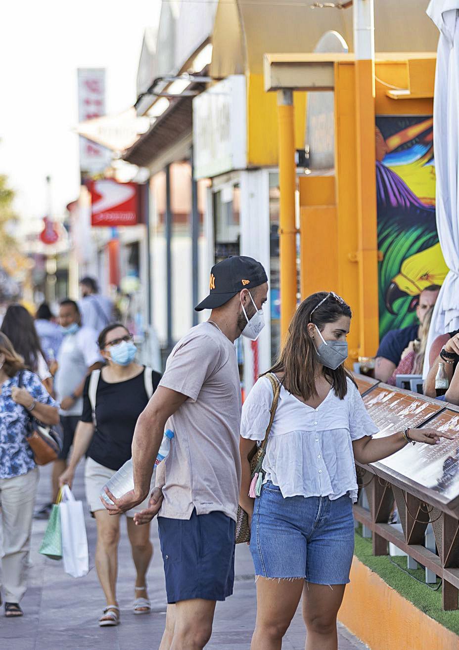 El verano insufla aliento al turismo y al comercio majorero