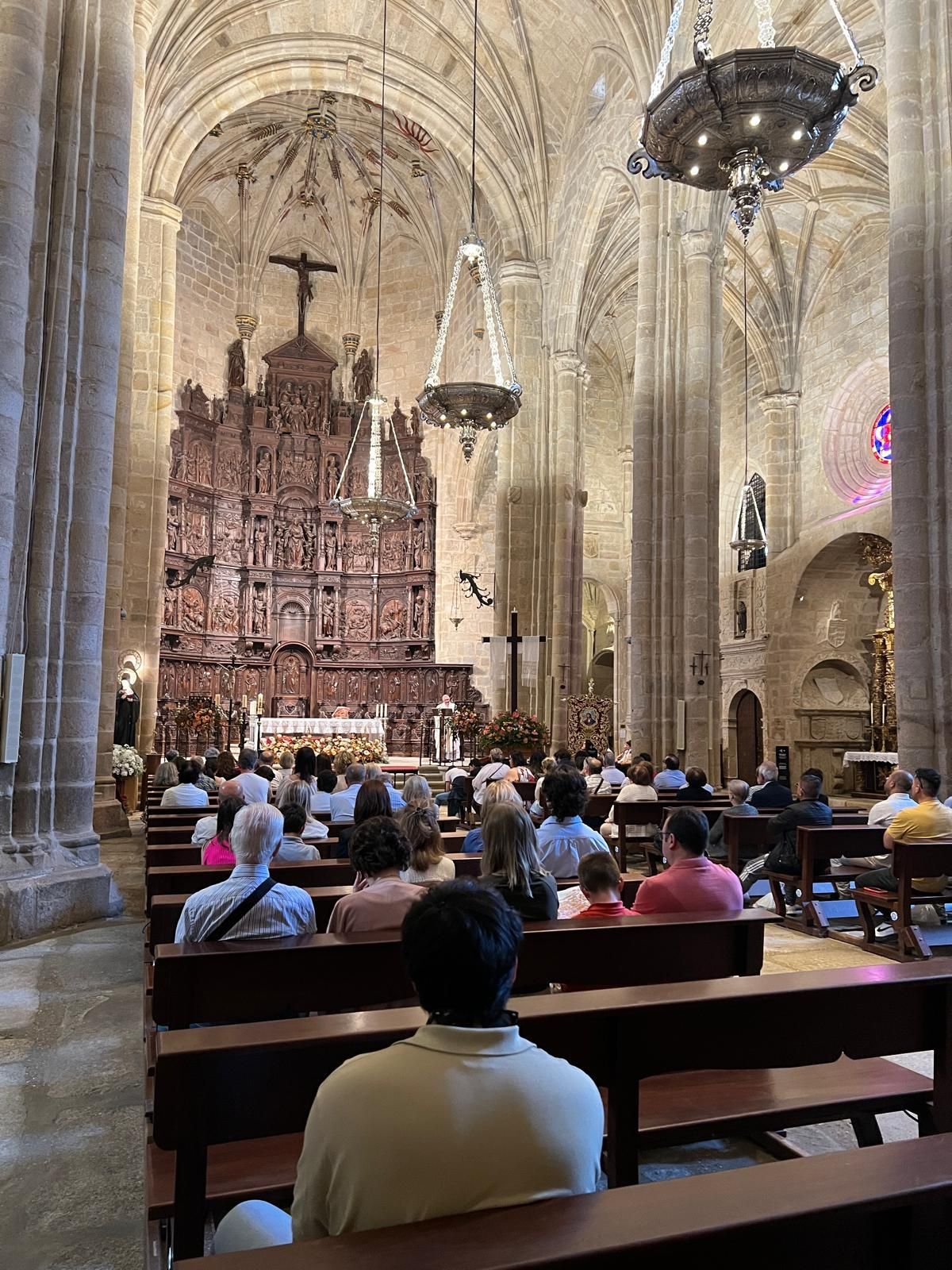 La Sagrada Cena celebra la Cruz de Mayo con una procesión en Cáceres