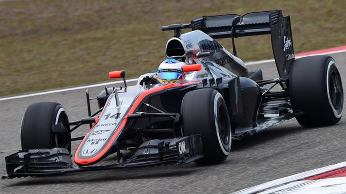 Fernando Alonso, durante los ensayos libres en el circuito de Shanghái.