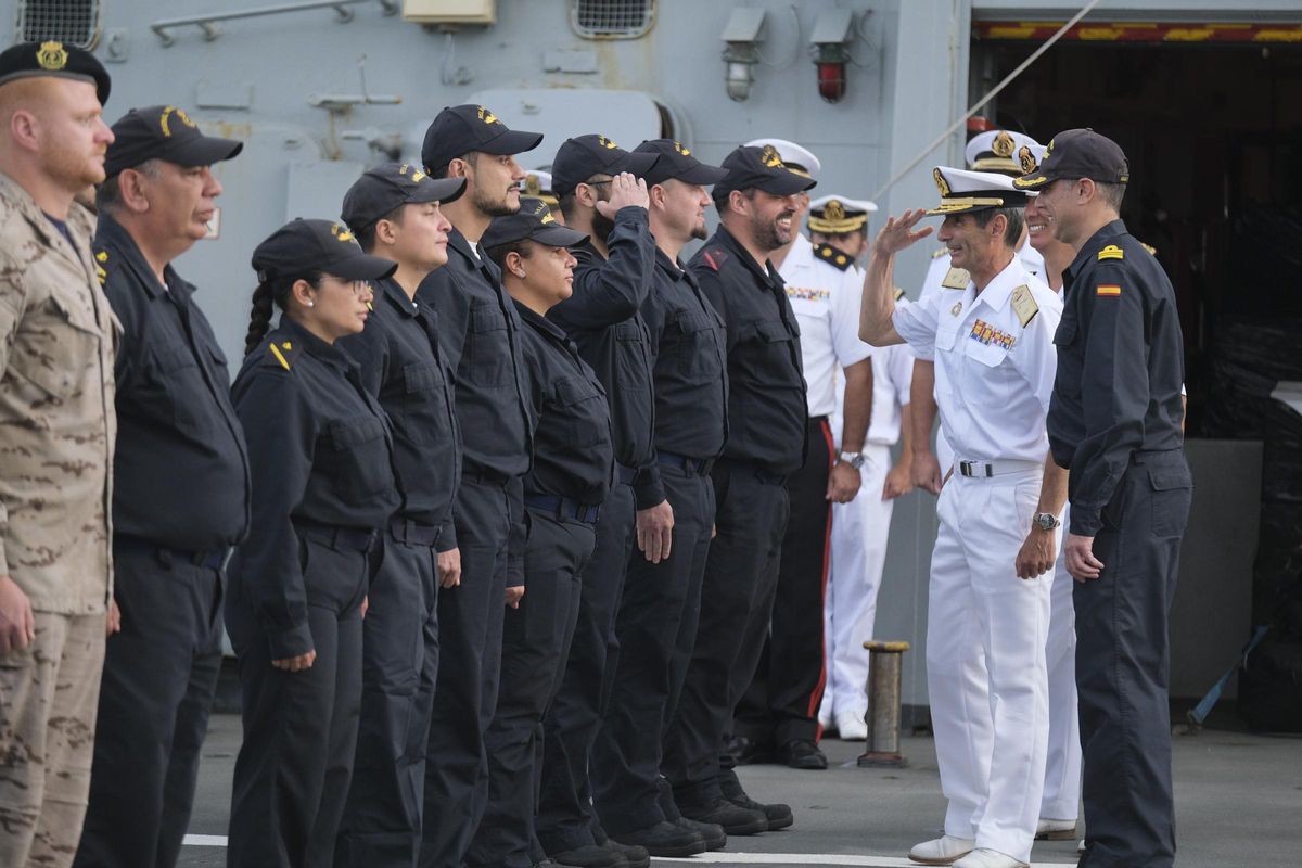 El contralmirante Santiago de Colsa saluda a la tripulación del 'Relámpago' a su llegada a la Base Naval