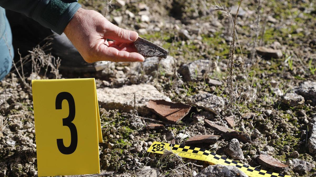 Un agente sostiene un trozo de cerámica hallado en Ategua.