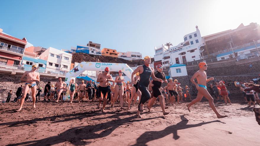 Doscientos nadadores de diez nacionalidades despiden el año con la SwimSilvestre de Sardina